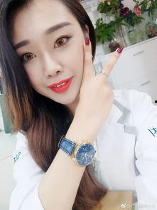 网红美女转头微笑照片,网红美女转身魅力绽放