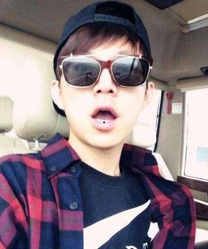 红色鸭舌帽的明星