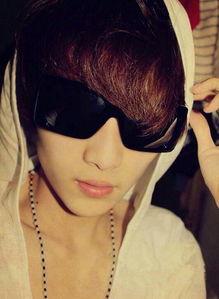 网红男孩戴墨镜头像,网红男孩戴墨镜头像解析