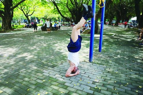 网红单杠挑战儿童视频